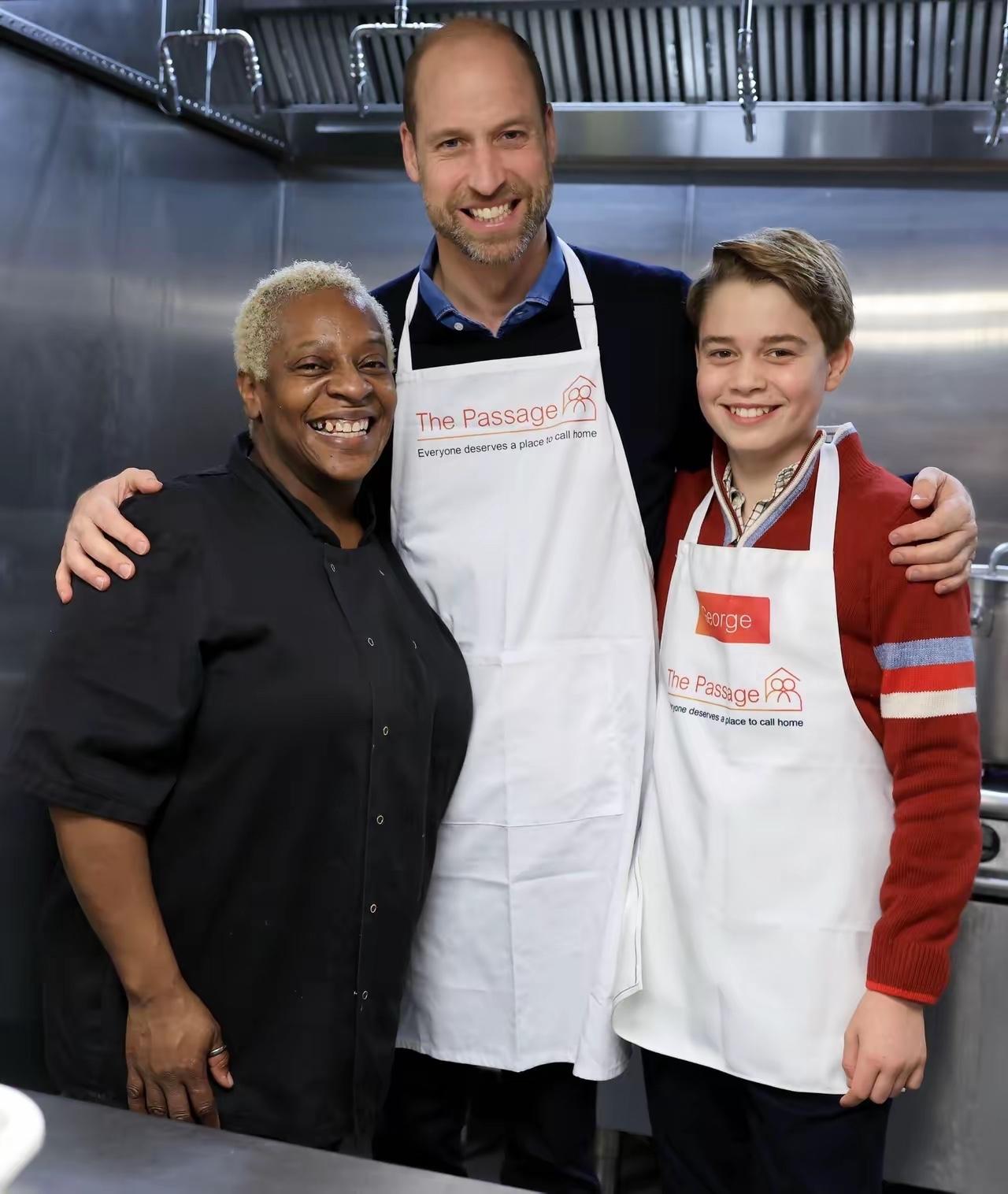 12月16号，威廉带着乔治王子一起前往了无家可归者慈善机构，为他们做圣诞美食。乔