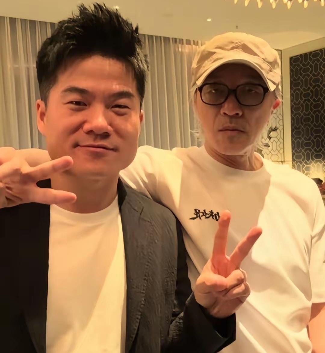 《主创请开麦》的访谈里，周星驰问董宇辉:“你现在这么成功，你是怎么样去面对一些困
