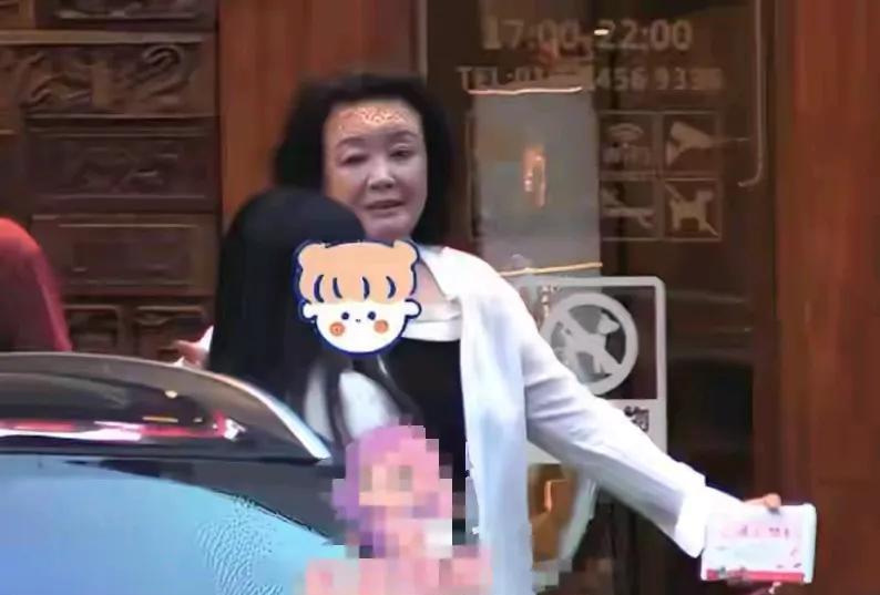 没想到张兰今天回国了！有狗仔拍到她回到北京，这次还有小玥儿姐弟同行。汪小菲夫妻俩