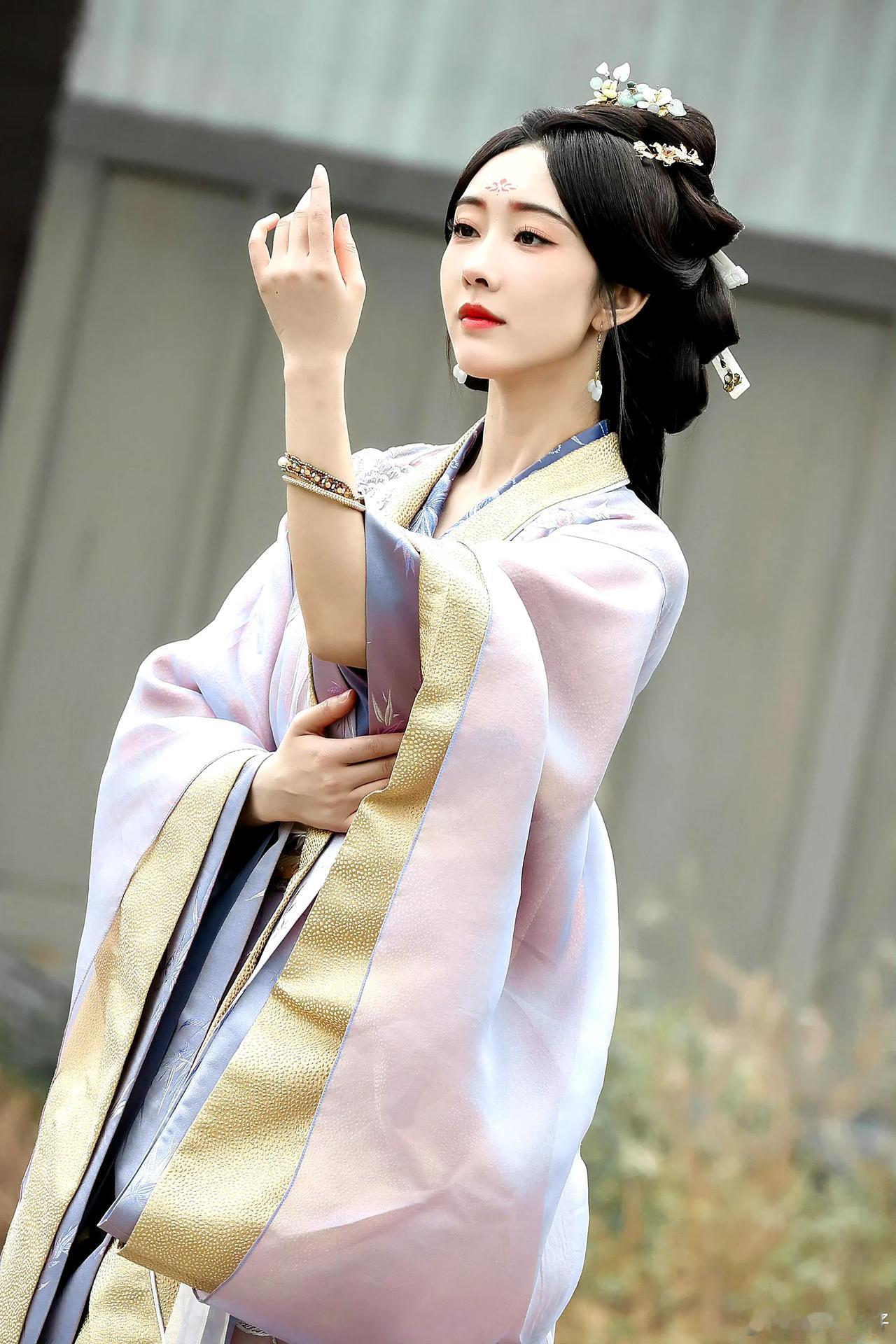 当宣璐清冷绝美的面容遇上疯批权谋家苏娥皇，这场反差感爆棚的角色碰撞堪称王炸！作为
