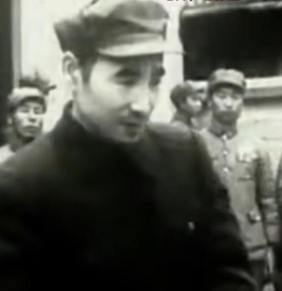 延安时期，他被外国女记者称为:阿多尼斯，古希腊美男子之意。平心而论，