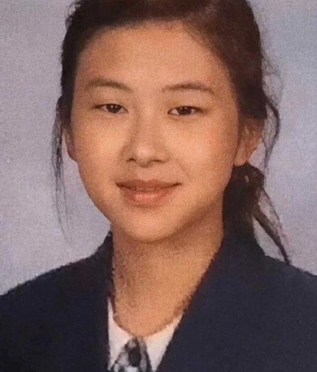 为什么现在死命的斜眼拍照？因为显眼睛大啊。这眼角说没拉过，只是长开了，也就九年义