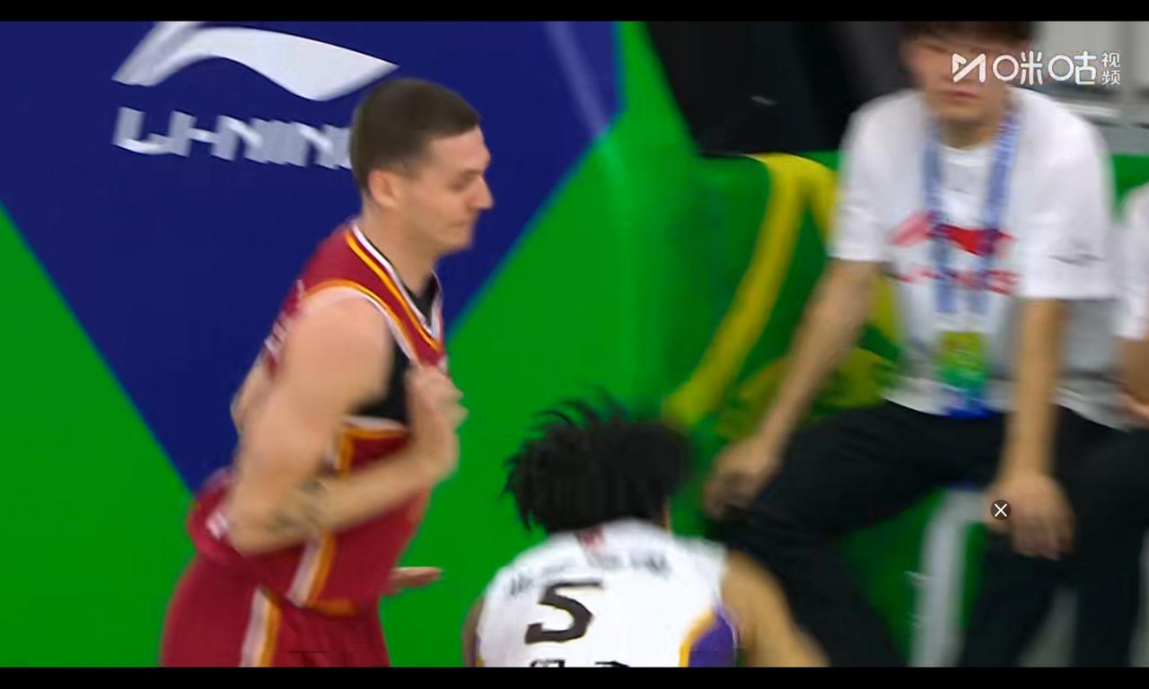 盖伊对位秒杀里勒，北控偏爱里勒不应该，两个不足很致命两个人合砍51分，貌似里