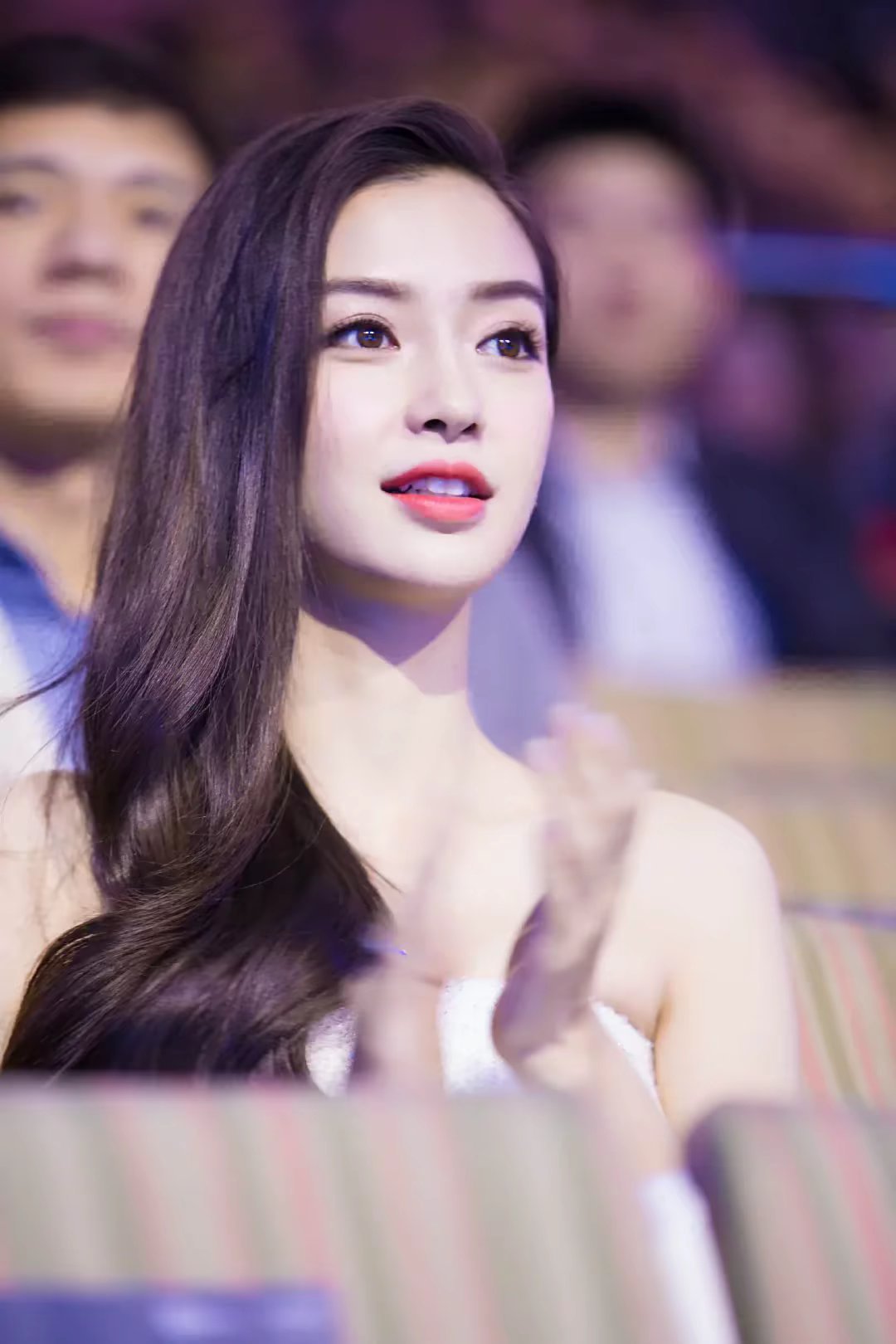 杨颖angelababy“蝉鸣不止的夏日总会结束可少年人的爱恋永不落幕.”