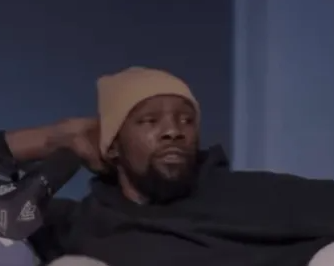 凯文-杜兰特在近日的一档播客节目中谈离开雷霆加盟勇士的决定。杜兰特说道：“在O