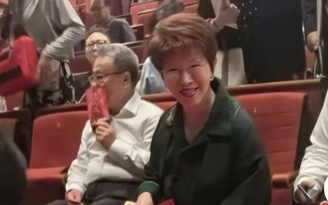 洪秀柱被邀93受到热情接待，这又去国家大剧院，欢迎的热度依旧非常高，这完全