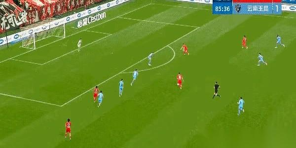 海港2比1赢了云南这场球，比分虽然好望，但场上那个瞬间却让气氛降到了冰点。当时