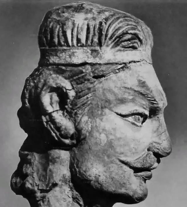 殷商建立之初，其西北盘踞一族曰“鬼方”，后，妇好将其击败，鬼方逃至贝尔加湖一带。