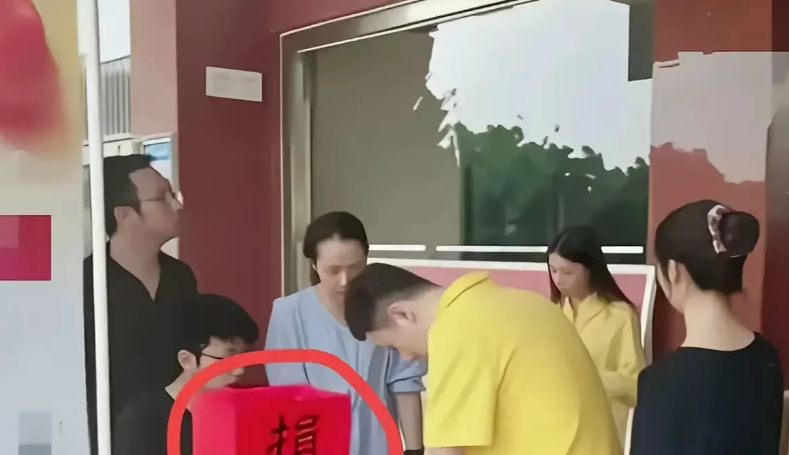 村民这一巴掌，重重扇痛了公益机构的脸。好不容易凑齐十二万救命钱送去，竟发
