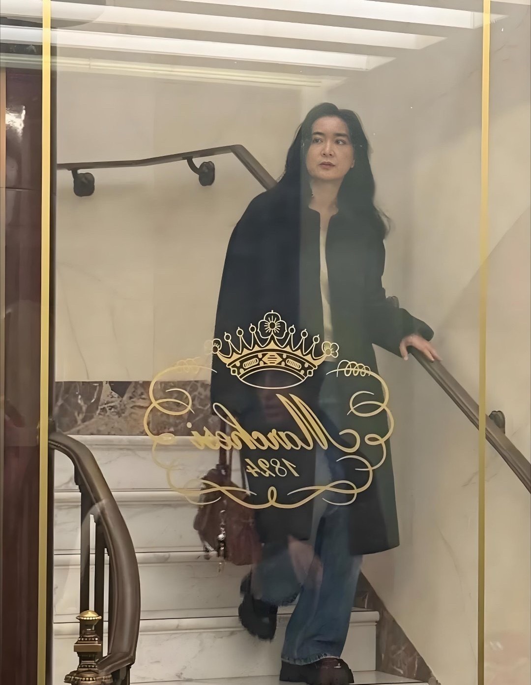 贾玲已经完全是另外的人了，不再肥胖搞笑，而是高冷时尚