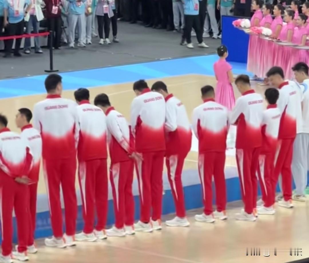 全运会男篮颁奖可以看出，浙江队是真没准备好上领奖台啊！四川和广东都统一着装，就
