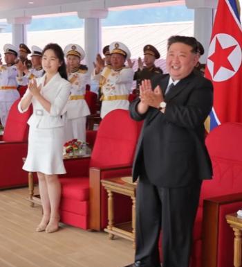 金正恩亲自登舰，朝鲜侧翻驱逐舰终于成功下水，完成“惊天壮举”！这次朝鲜效率还挺高