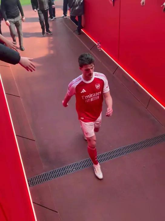 别再吹赖斯的领袖精神了。那不是愤怒，是系统崩溃前的警报。我告诉你真相。全队运