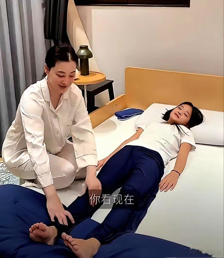 曾经被全网骂成“恶霸”的小女孩，现在活成了星二代的天花板。十年前快快在节目里打弟