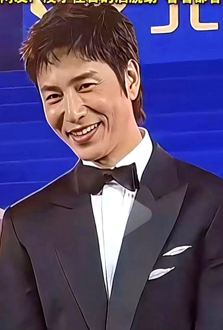 最近陈坤一张活动照刷屏，评论区直接炸了，都说这哪儿像他本人啊？镜头里他一笑，那