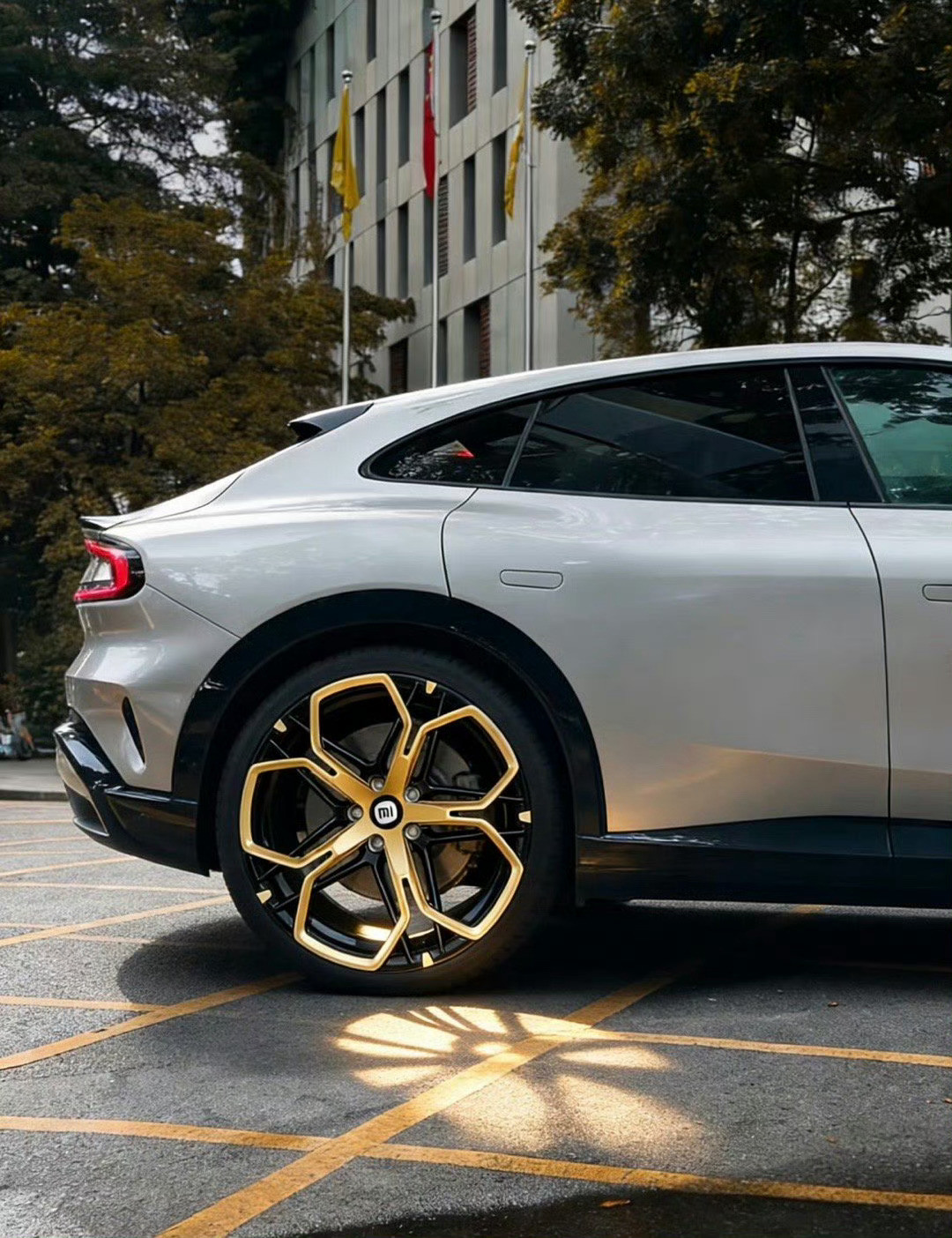 淘宝真快，新一代SU7上的新款21吋轮圈，淘宝已经上架了。黑金配色帅啊，配YU7