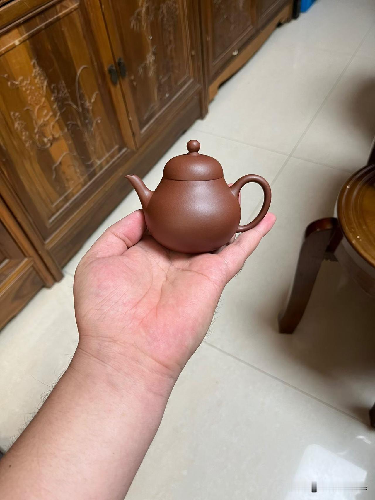 手中无梨式，难以言茗事---高梨壶高梨紫砂壶，形若垂枝之梨，上敛下丰，线条婉转如