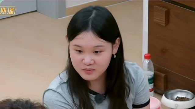 邵兵儿子一开口，直接把奥运冠军张家齐羡慕哭了。在节目里聊家庭氛围，邵子恒说得云淡风轻，家里啥都能聊，