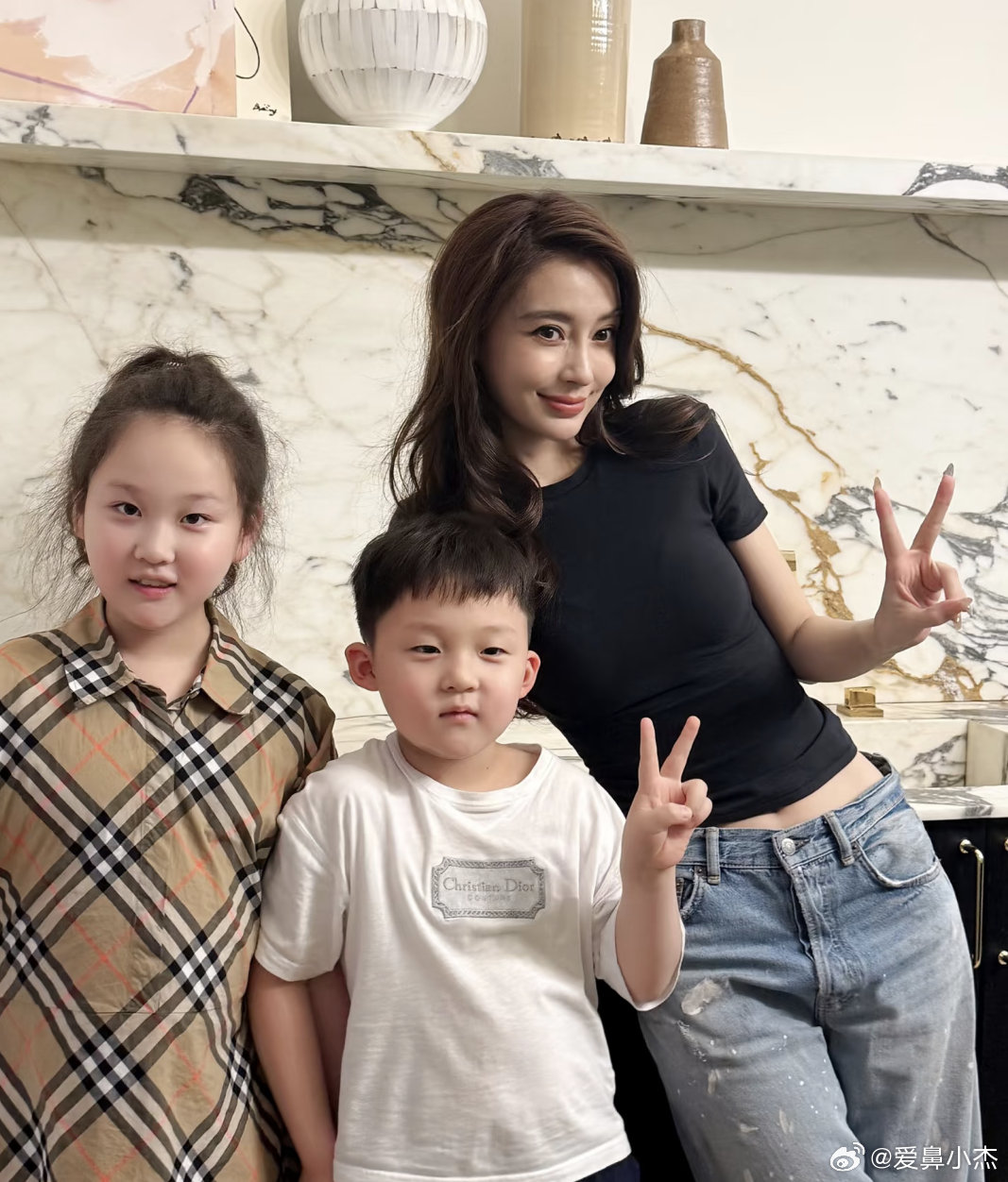 angelababy｜杨颖Angelababy合照剪刀手出现✌🏻​​​