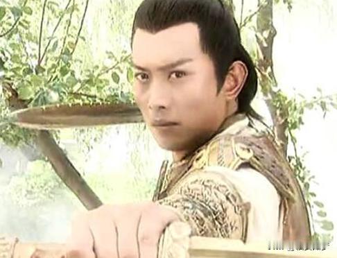 再比如,关羽和秦琼究竟谁厉害些?关羽。青龙偃月刀72斤，作为双手握住的长兵器