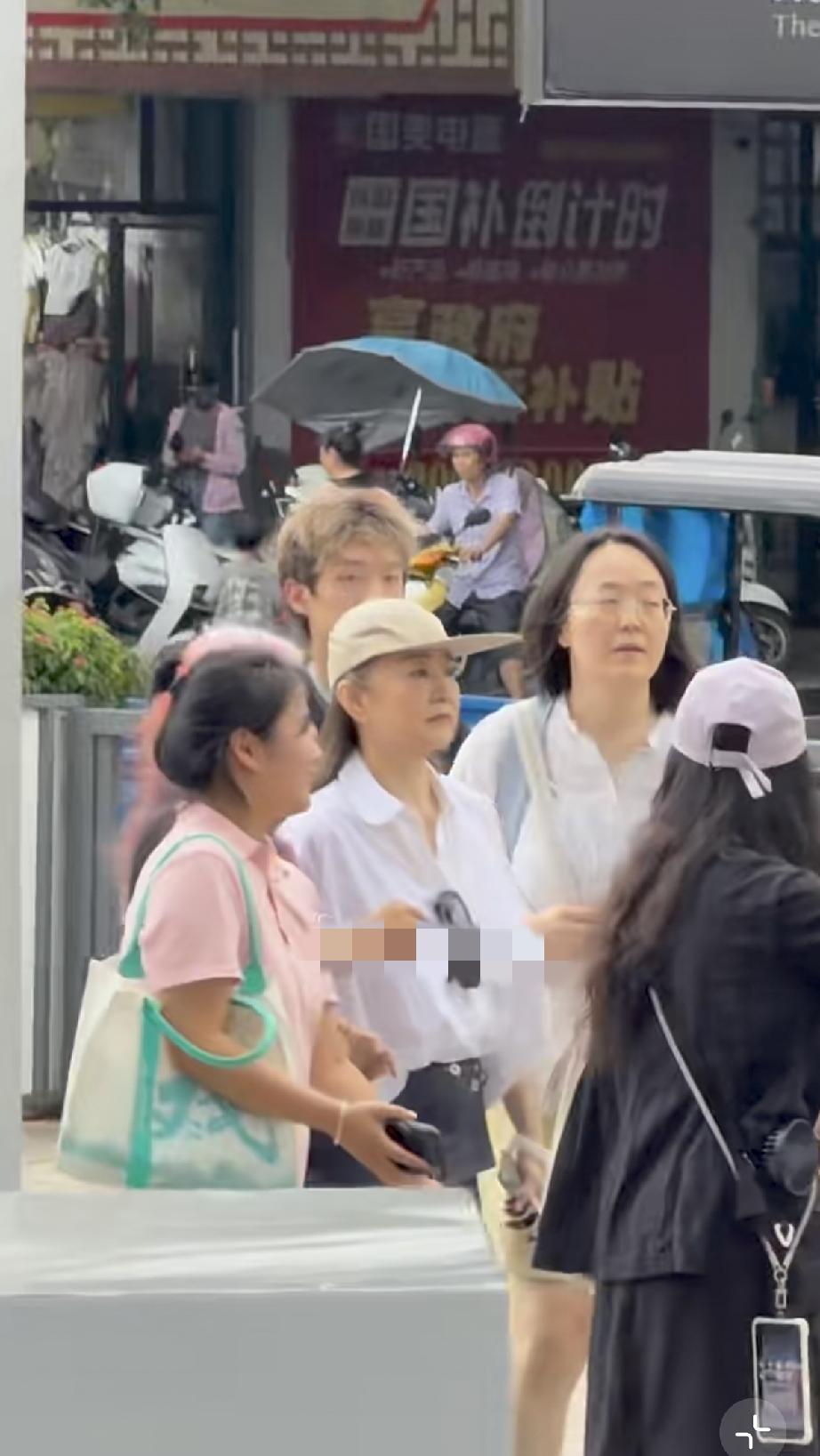 6月6日，林青霞现身江西赣州会昌小镇，戴着帽子还能看出来有白头发，感觉就是个白发