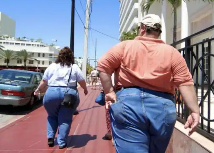 在美国，如果你看到一些身体肥胖、屁股很大、全身肉多的人，基本上可以确定是穷人；而