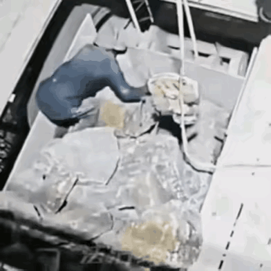 一个不小心，一条命就没了。看样子是一个碎石的工作，因为自己的一个不小心，虽然工人