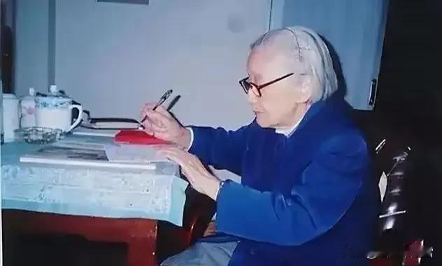 1991年冬天，80岁的朱旦华老人听到苏联解体的消息，眼泪一下子就涌出来了。她喃