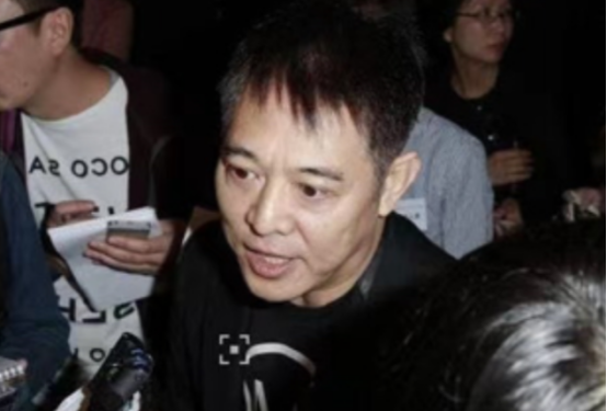 1994年，一位日本记者问李连杰：“南京大屠杀有30万人死亡，你们是一个一个数的
