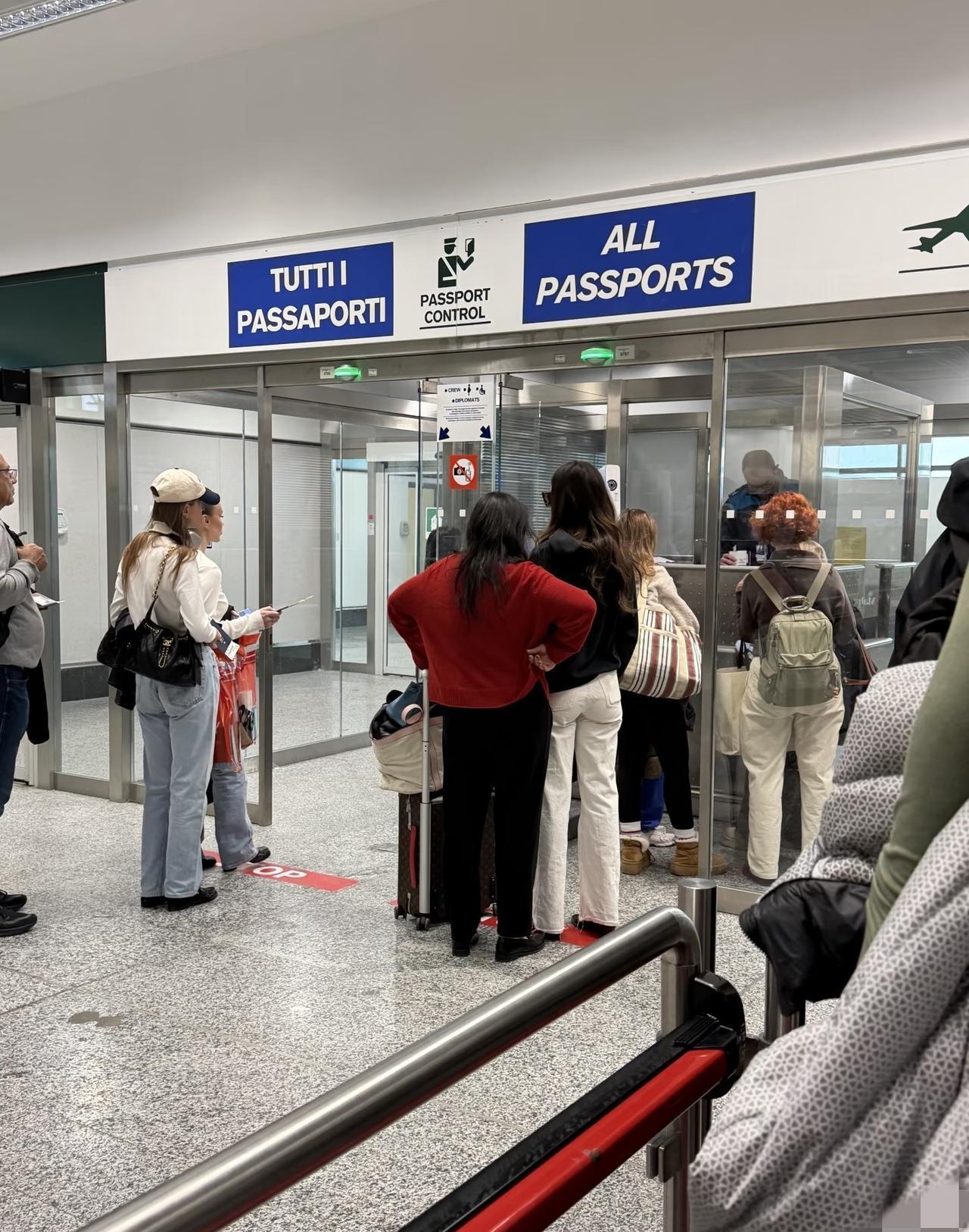 你看谷爱凌和她妈站一起就懂了。妈一身名牌铆足劲，女儿就套了件白T灰裤。但全场