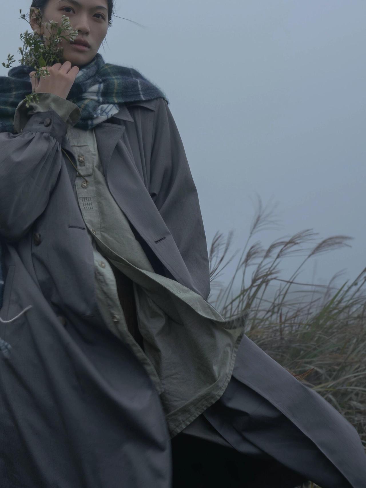 这组照片里的人像太有戏了。雾本来是很虚的，但人像在雾里却很实，这种虚实对比就让人