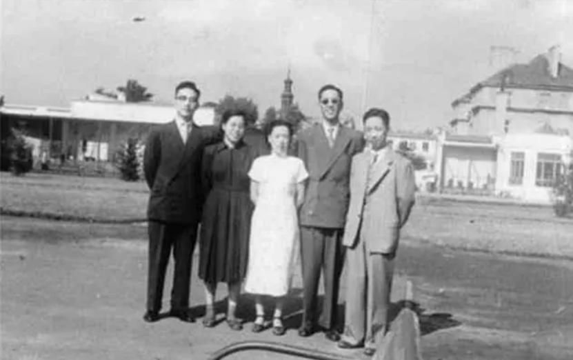 1969年地拉那的会谈室里，李先念指着桌上的报告沉下脸：“援助的尿素在农庄烂成泥