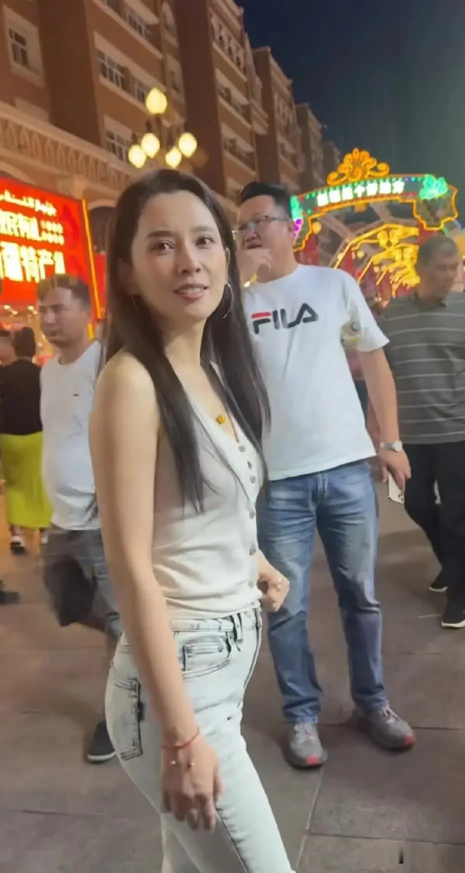 逛新疆大巴扎偶遇汪峰女友森林北，没想到她本人身材这么有肉，穿着牛仔裤走起路来是罗