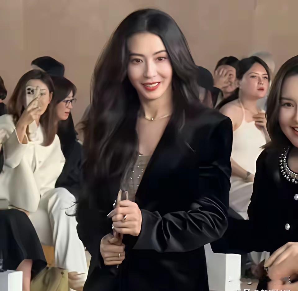 一个年龄阶段有一个年龄段的美岁月不败美人，哪怕经过岁月的打磨，她们仍然美丽。4