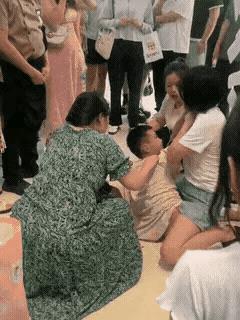 你会说“孩子还小”！可这么小就对妈妈动手，周围那么多人劝说，孩子都不为所动！唉！