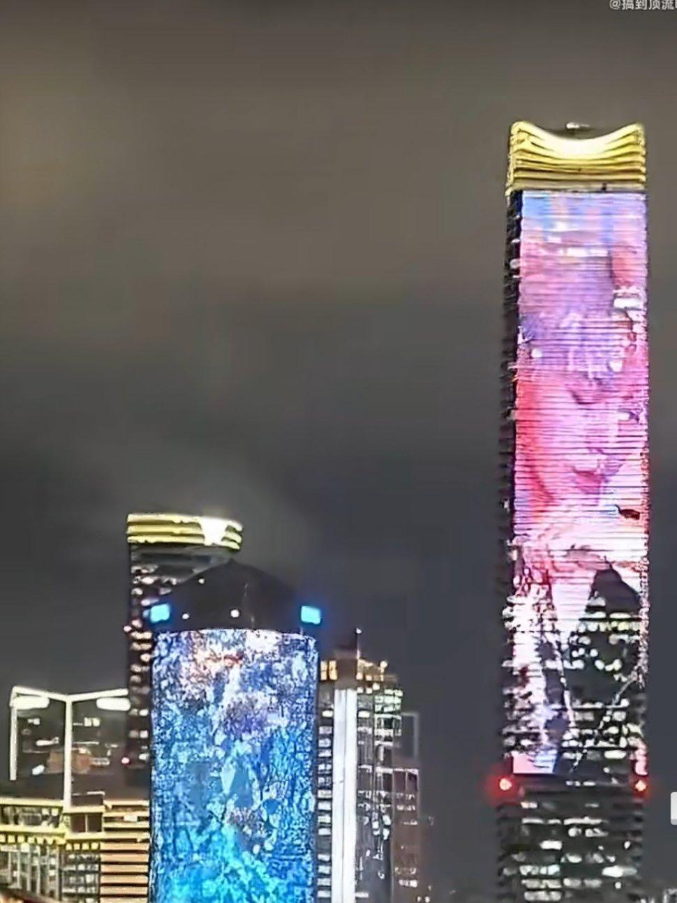 这品牌方可以啊，在上海外滩这么寸土寸金的地方，给邓为打了这么大的一个超级广告。