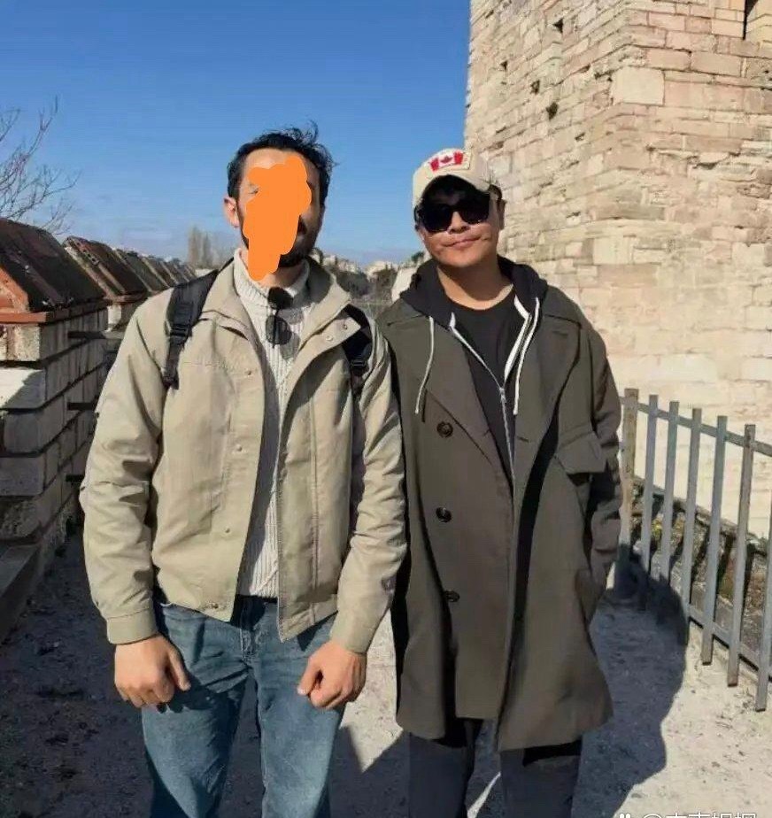 48岁陈思诚和女友在土耳其旅游被偶遇，两个人看起来好恩爱。女方比他小了21岁，但