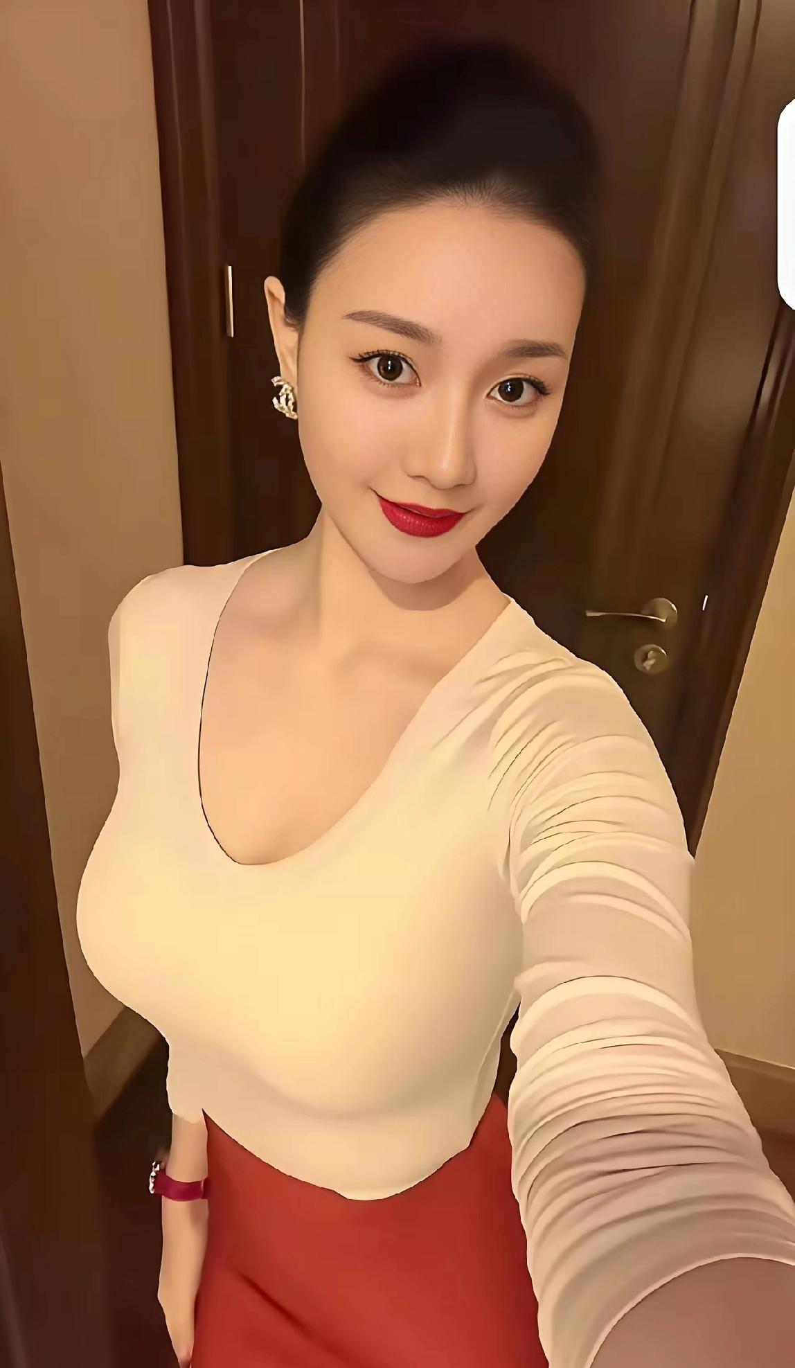 现在的男人，为了追个女人，真是连脊梁骨都不要了。发红包、送礼物、随叫随到，活得像