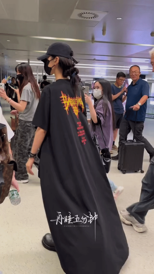 还以为杨超越穿了个披风哈哈哈哈咱们超越妹妹还是太会穿搭了吧！真的走路带风，大长腿