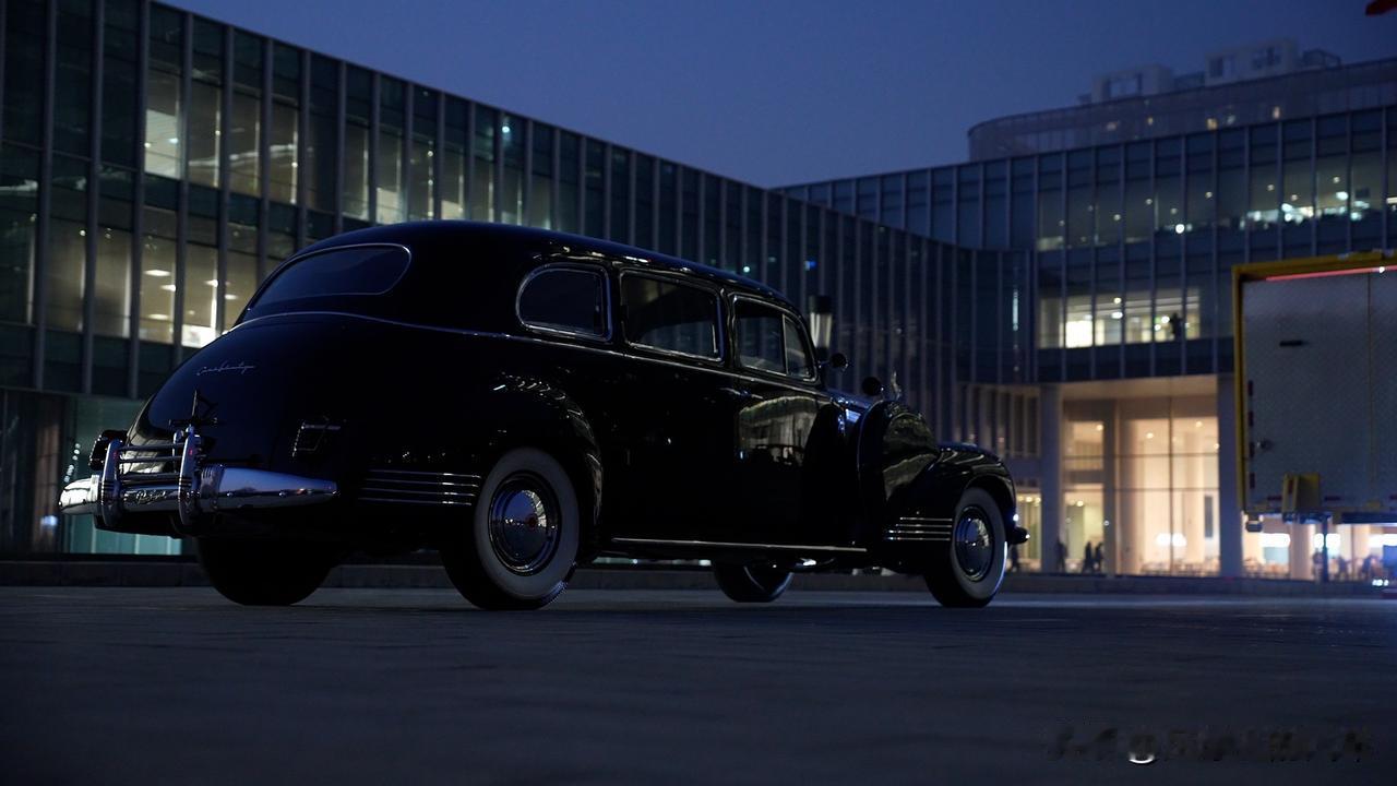 有网友拍到长城汽车总部大楼，出现了一辆老爷车！它车身轮廓修长，线条比例和长城