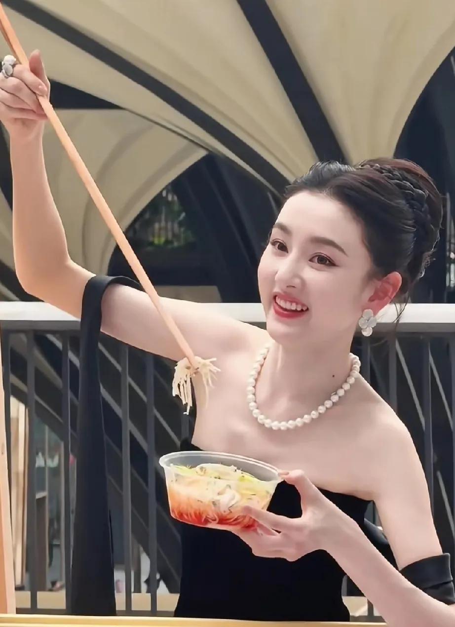 5月16日，宋祖儿出席Vogue盛典！网友直呼：好美，内娱颤抖吧！说实话，看