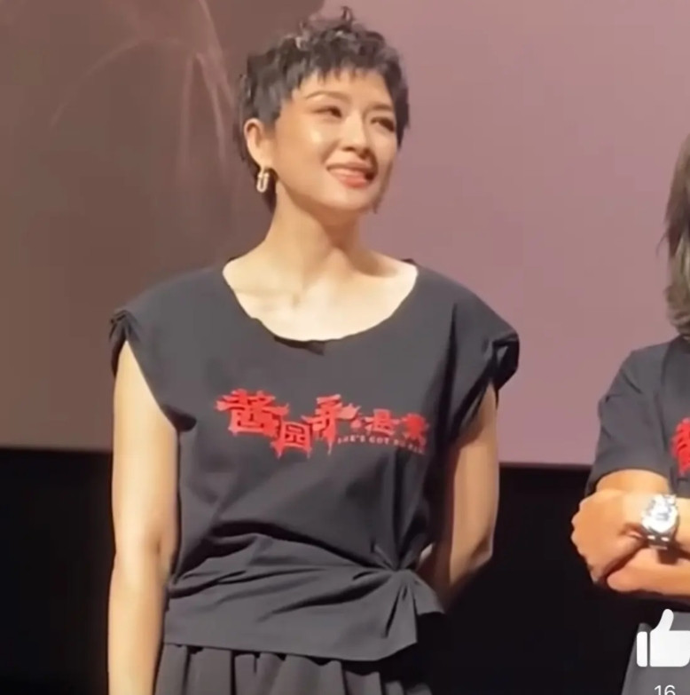 “锋芒毕露，与众不同”无处不在！在统一着装的一众演职人员中，发现只有章子怡的