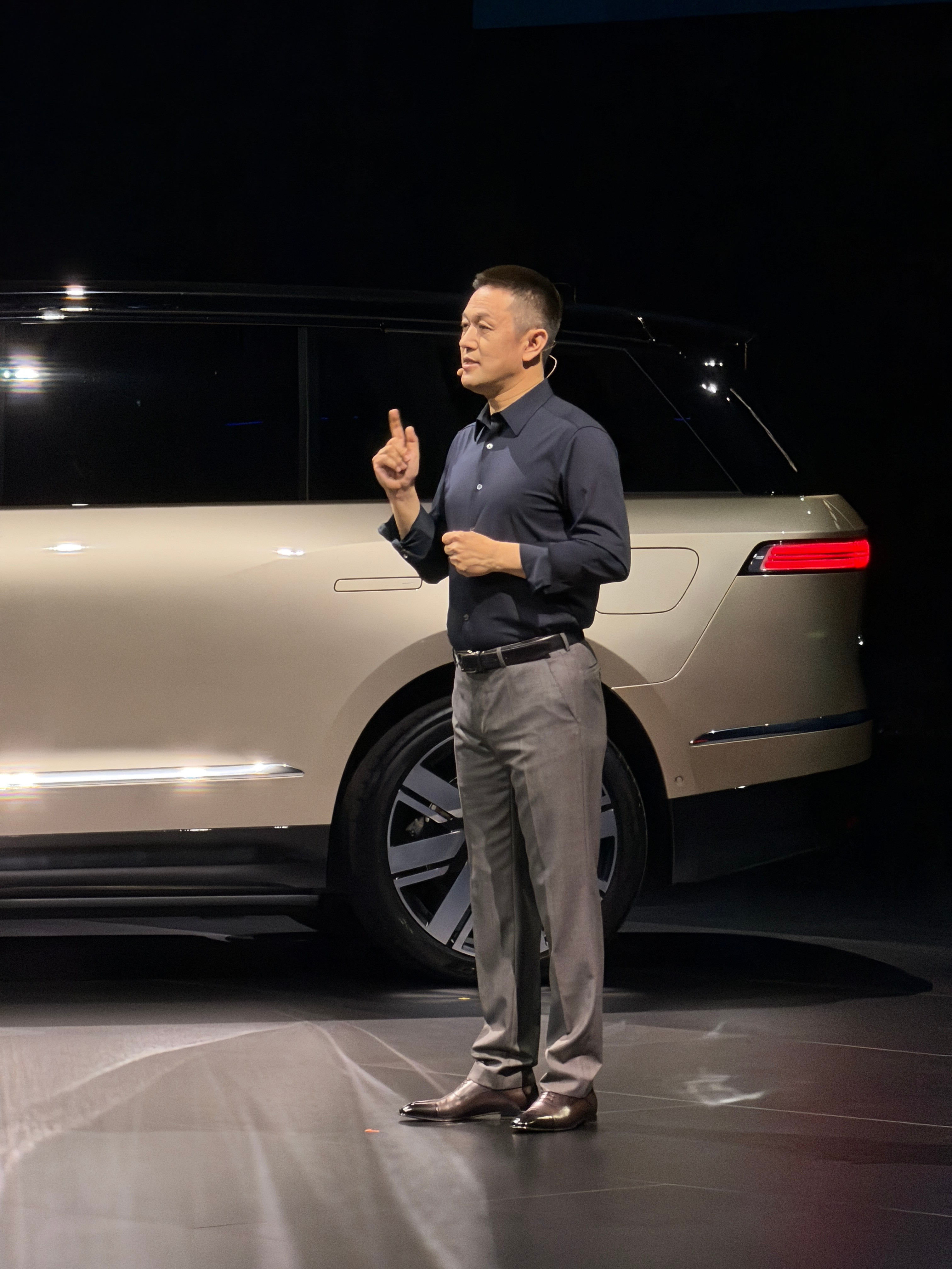 昨天参加了蔚来ES9预售发布会，只能说蔚来还是太卷了，这次一共三个版型，行政豪华