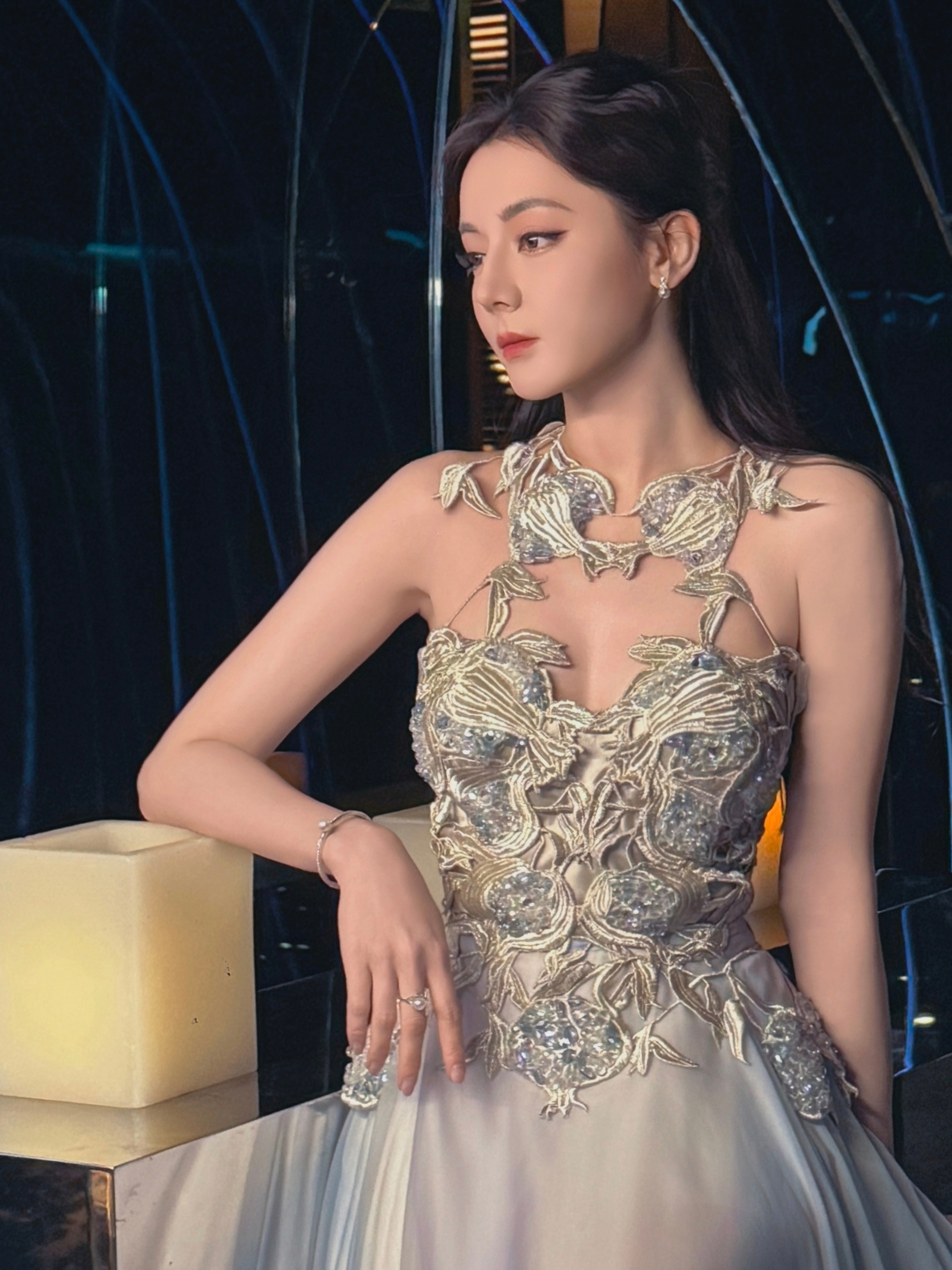 迪丽热巴今日出席代言品牌直播活动造型图集，演绎一袭MaisonSaraChr
