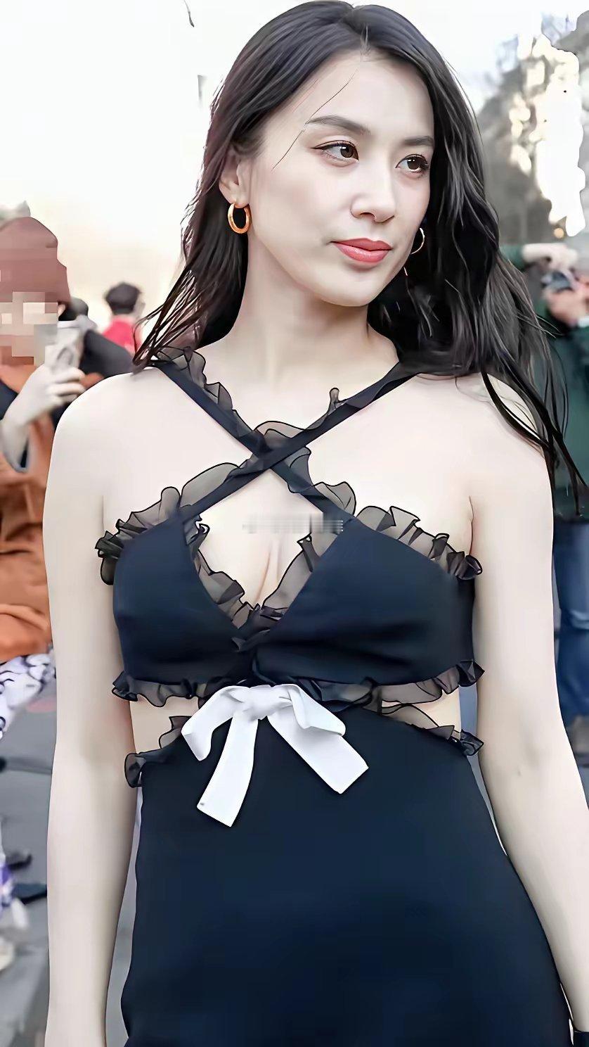 黄圣依这有多大岁数了美女也老了么现在只剩下身材了吧颜值一直在下降