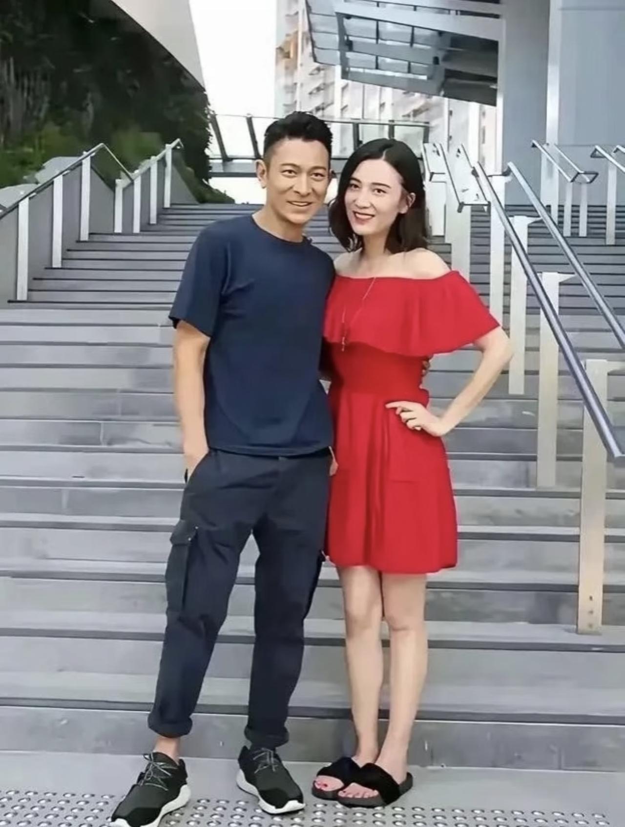 刘德华与宋佳的旧照，刘德华好帅，宋佳身穿红裙子，好漂亮啊。2017年，两人的合