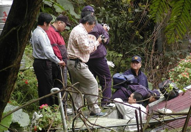 4岁女童遭水泥封尸一年半 尸水沿着缝隙流出!