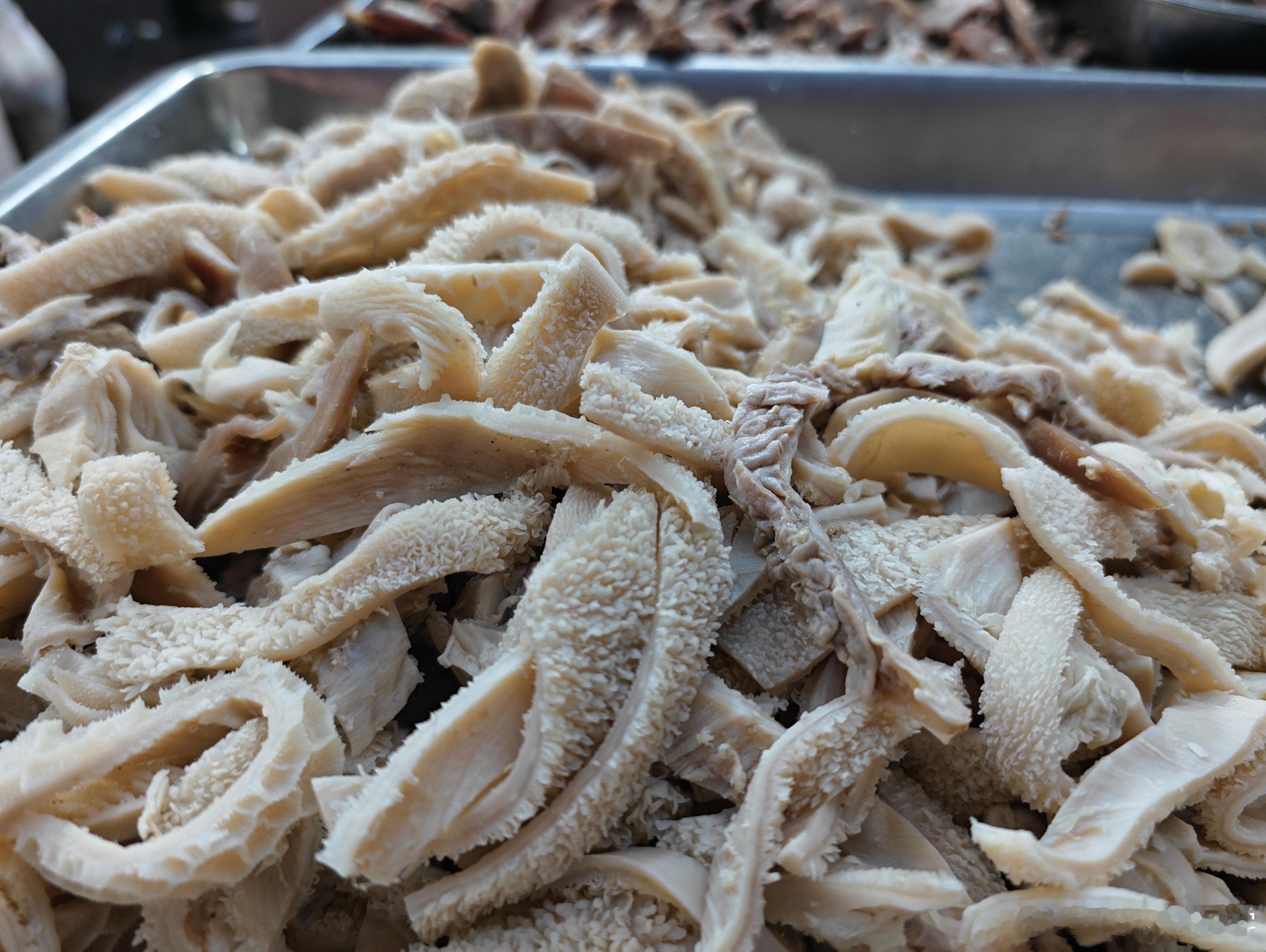 成都冬天流行吃羊肉汤，冬天的第1顿羊肉汤，汤讲究雪白雪白，半肉半杂，还要配合豌豆