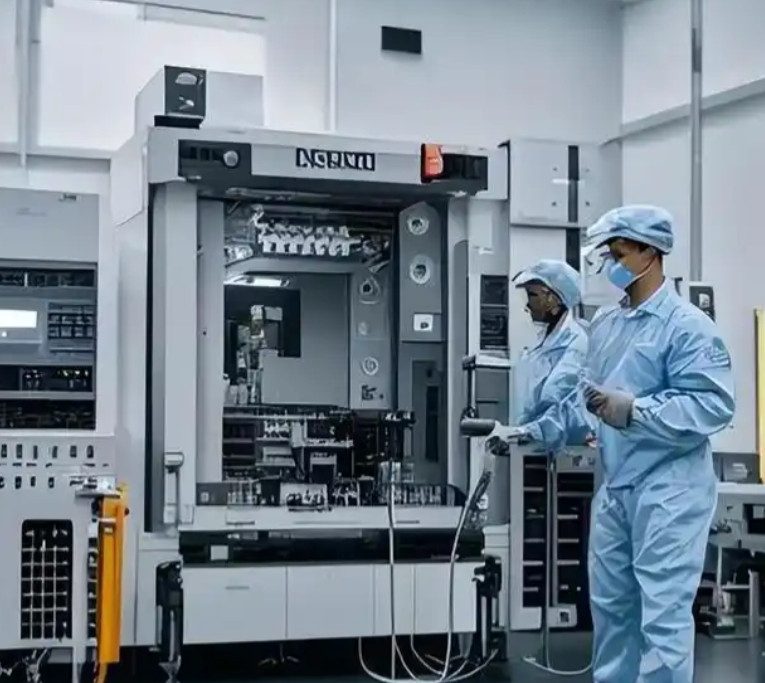 彭博社的记者爆猛料：ASML曾提议甘愿做华盛顿在中国的情报耳目！近日，一本名为《