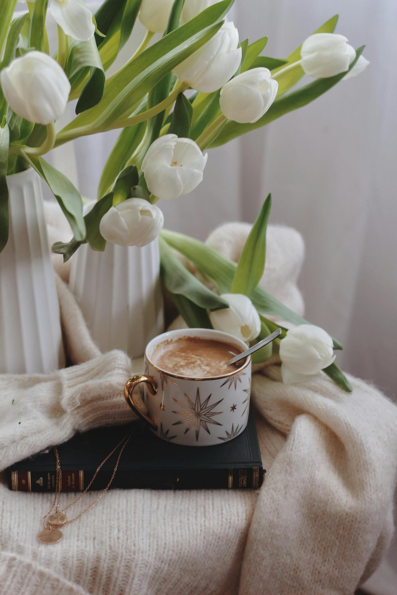 杨绛先生说：“从未见过，一个早起、勤奋、谨慎、诚实的人，抱怨命运不好的。最完美的